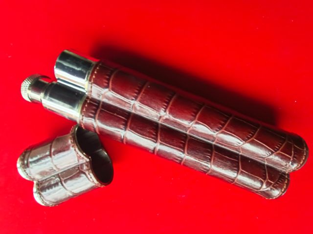 Petaca y cigarrero de acero inoxidable i piel.