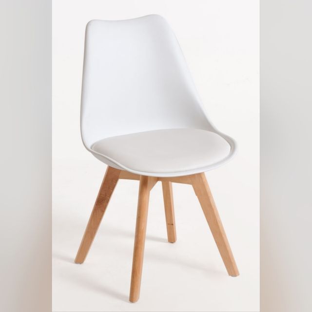 Silla nórdica blanca acolchada 