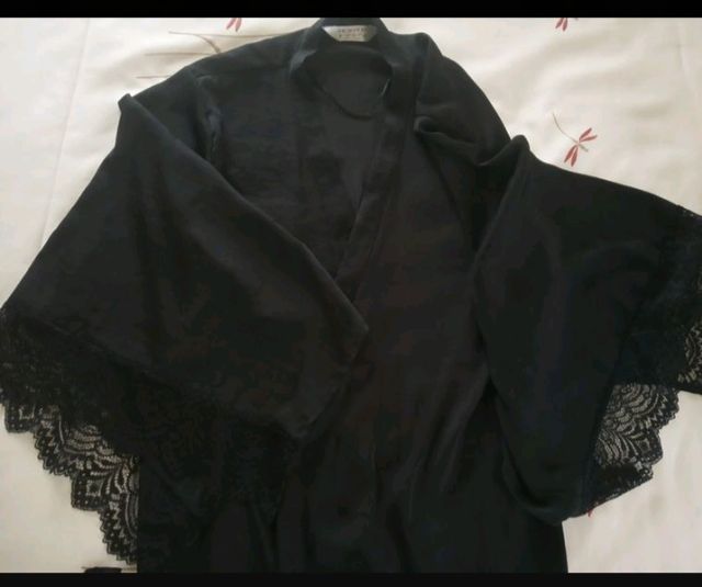 Bata lencera negra con puntilla en mangas