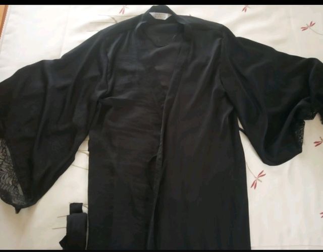 Bata lencera negra con puntilla en mangas