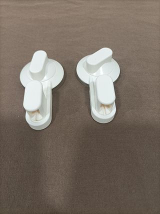 Dos ganchos TISKEN de Ikea