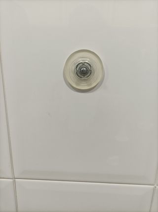 Dos ganchos TISKEN de Ikea