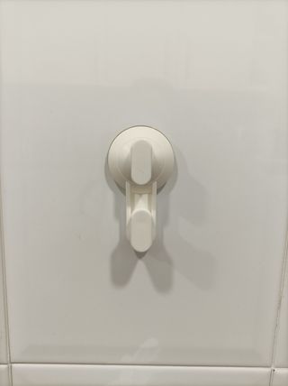 Dos ganchos TISKEN de Ikea