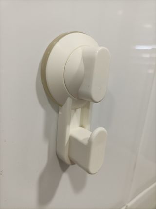 Dos ganchos TISKEN de Ikea
