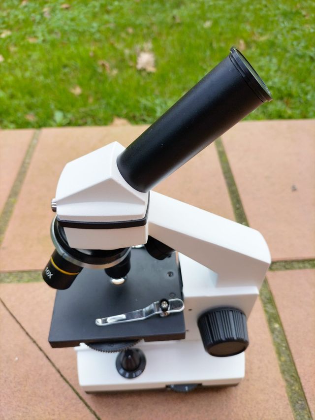 Microscopio nuovo di zecca.