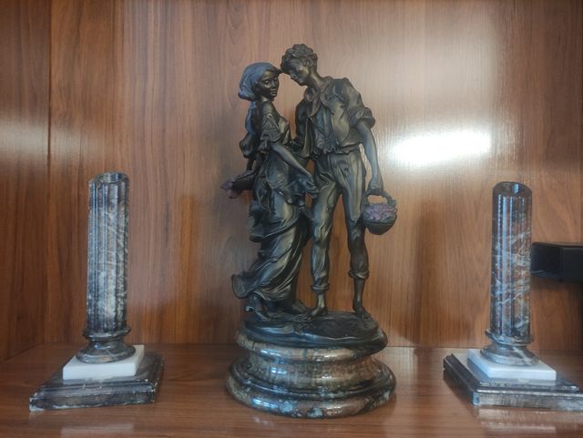 Figura alabastro y dos portavelas