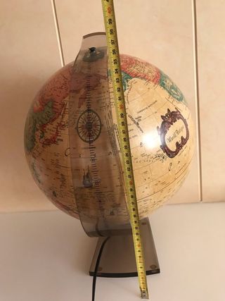 Lámpara globo terráqueo.