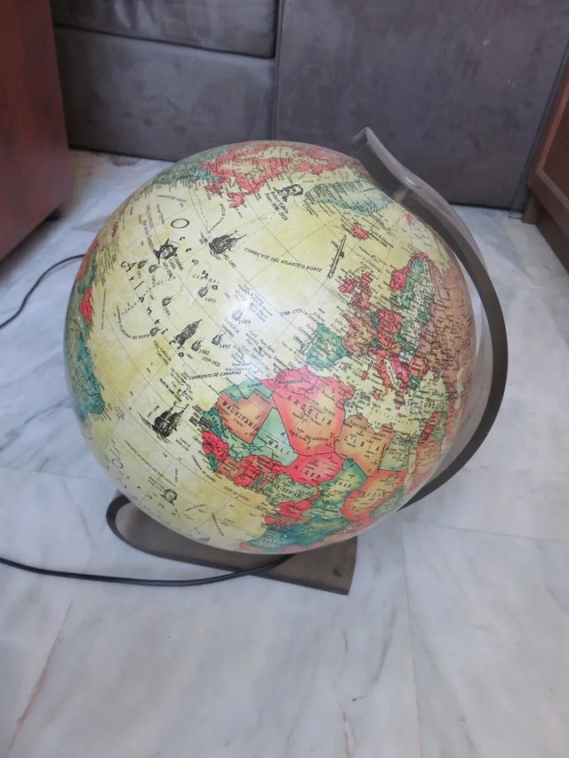 Lámpara globo terráqueo.