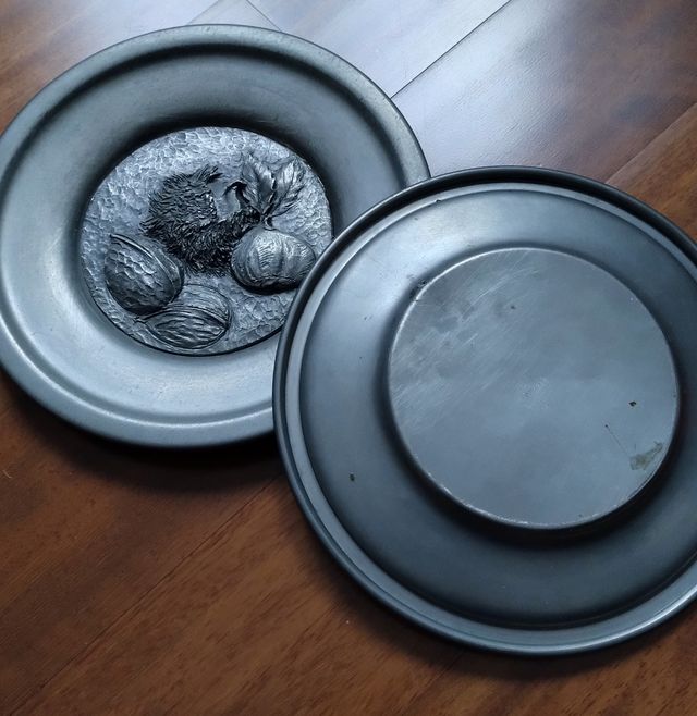 COPPIA DI PIATTI DI PELTRO