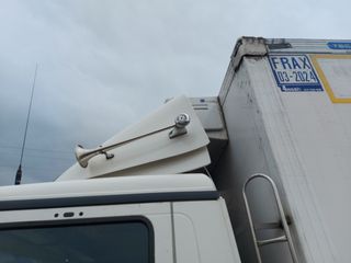 CAMION FRIGORIFICO CON TRAMPILLA