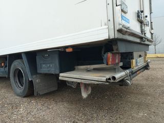 CAMION FRIGORIFICO CON TRAMPILLA