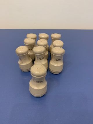 Conjunto de 10 saleros de plástico marca TATAY