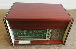 Radio-Tocadiscos antiguo marca Virer.