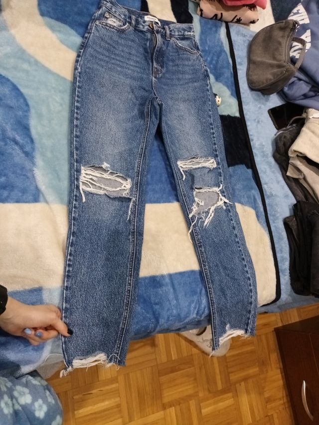 Pantalones con agujeros