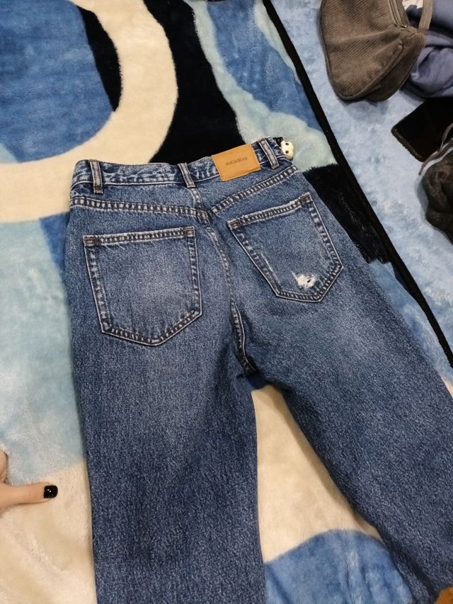 Pantalones con agujeros