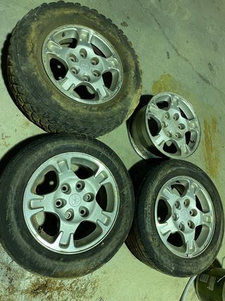 llanta mitsubishi montero 