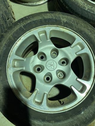 llanta mitsubishi montero 