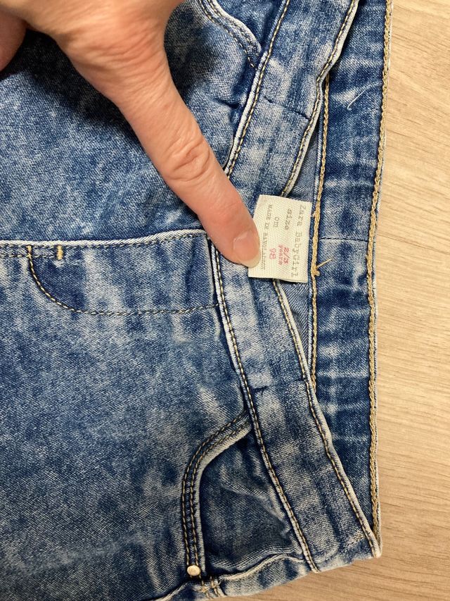 pantalón vaquero y dos nikis niña 2 años