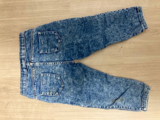 pantalón vaquero y dos nikis niña 2 años
