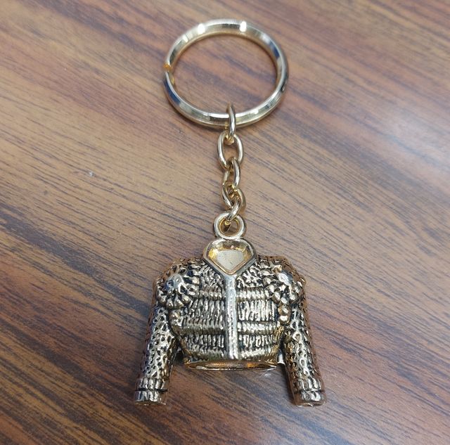 LLavero metal dorado chaquetilla torero