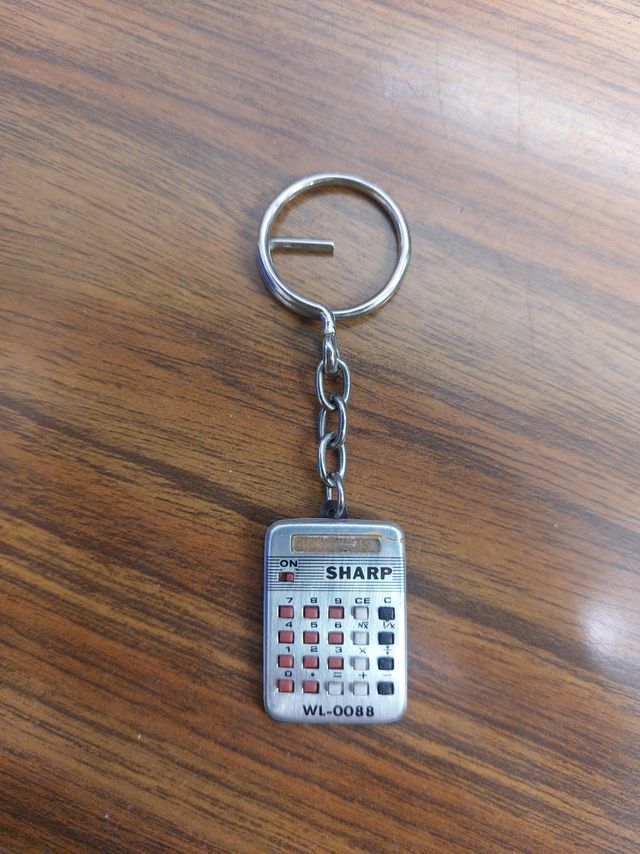 LLavero calculadora SHARP años 80