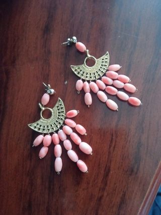 Pendientes de coral rosa y dorados 