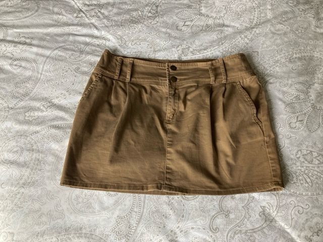 falda marrón corta