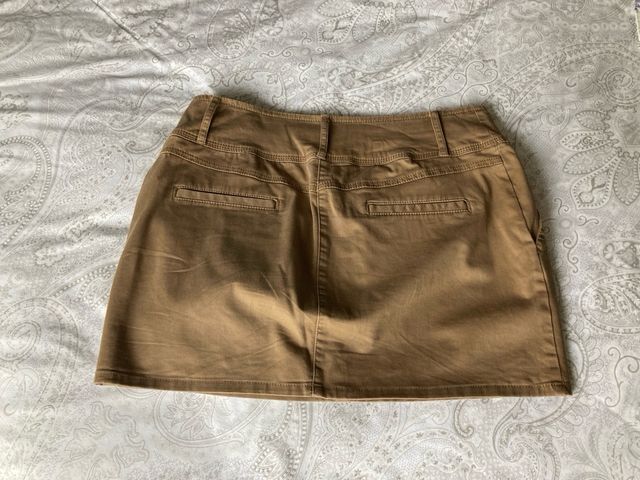 falda marrón corta