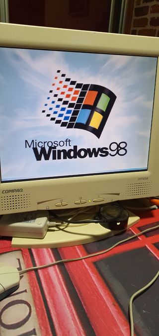PC retro con  Windows 98