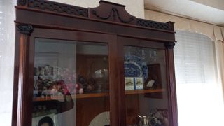 Vitrina clásica de nogal (interior limoncillo)