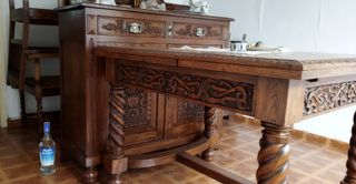 Comedor antiguo. Muebles: mesa, sillas, aparador