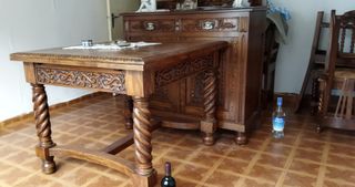 Comedor antiguo. Muebles: mesa, sillas, aparador