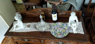 Comedor antiguo. Muebles: mesa, sillas, aparador