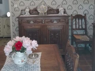 Comedor antiguo. Muebles: mesa, sillas, aparador