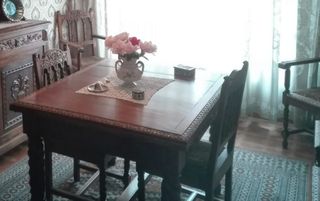 Comedor antiguo. Muebles: mesa, sillas, aparador