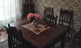 Comedor antiguo. Muebles: mesa, sillas, aparador