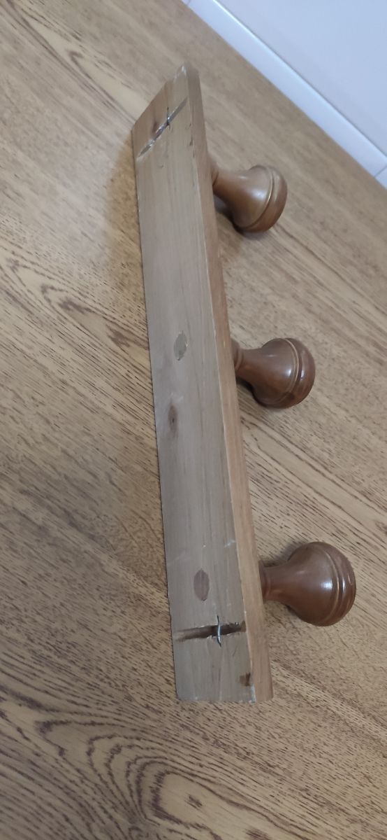 Perchero de madera.