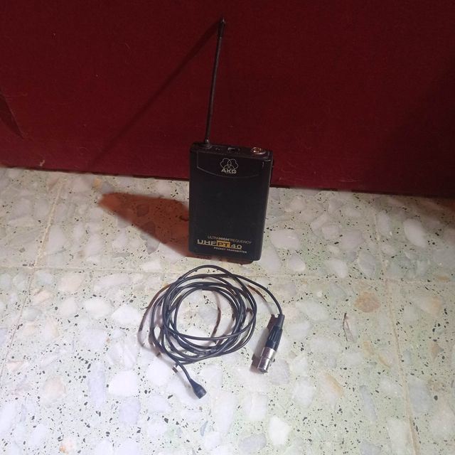 Micrófono AKG C417 y petaca inalámbrica AKG PT-40