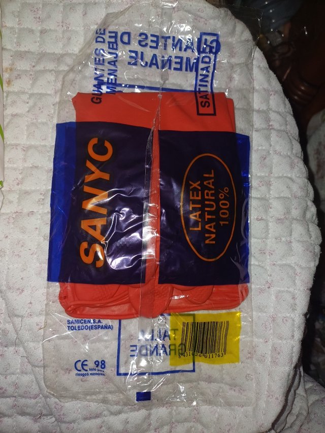 Guantes de goma nuevos para limpiar