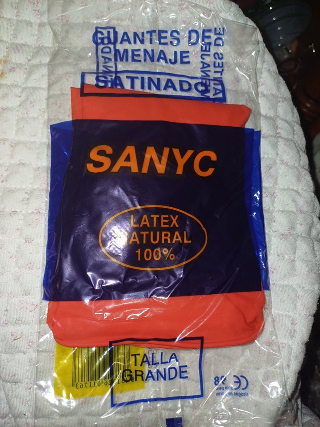 Guantes de goma nuevos para limpiar