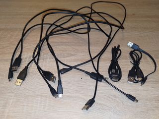 14 cables USB y 5 adaptadores cargadores