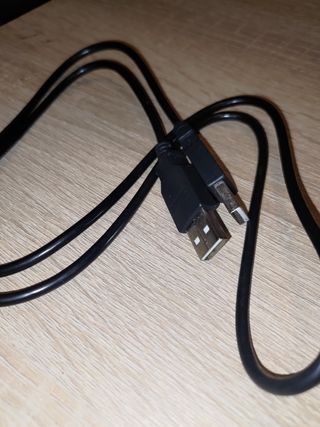 14 cables USB y 5 adaptadores cargadores