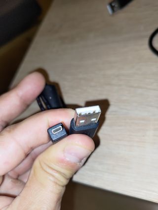 14 cables USB y 5 adaptadores cargadores