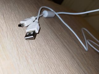 14 cables USB y 5 adaptadores cargadores