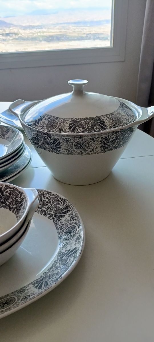 sopera, bandejas platos y cuencos