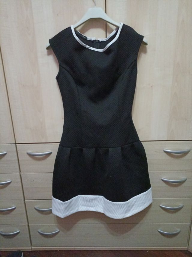 Vestito nero con striscia bianca