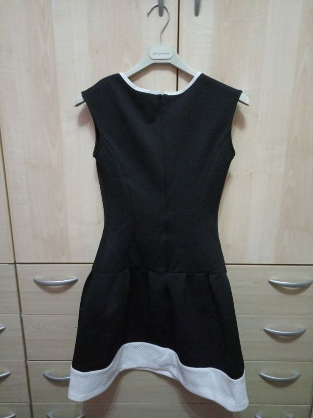 Vestito nero con striscia bianca