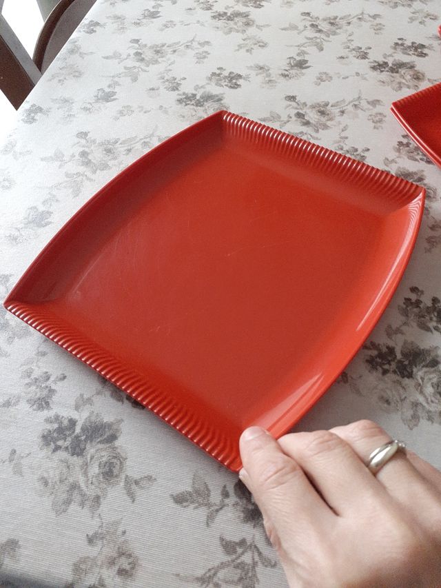 Piatti rossi plastica lavabili in lavas