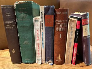 9 libros antiguos de literatura.