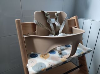 Bandeja, arnés para trona Stokke